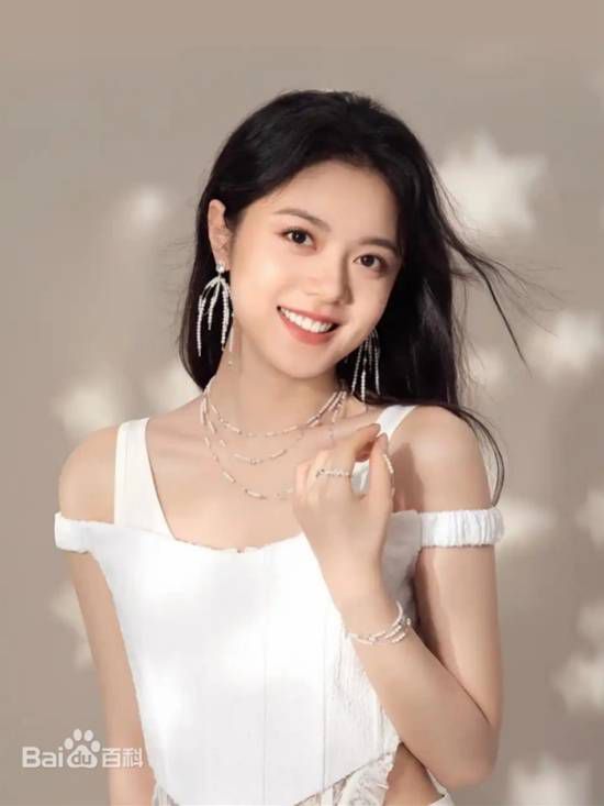 赵今麦身着Miu Miu侧边镂空衬衫发布造型大片  第5张