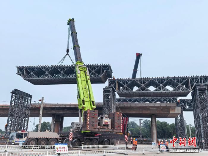 中铁六局天津公司完成津沧高速改扩建工程千吨级旧梁拆除前置门架吊装