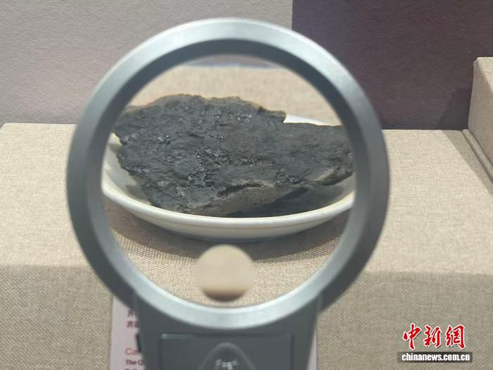 广河县齐家文化博物馆集中陈列碳化粟粒与青铜镜等文物