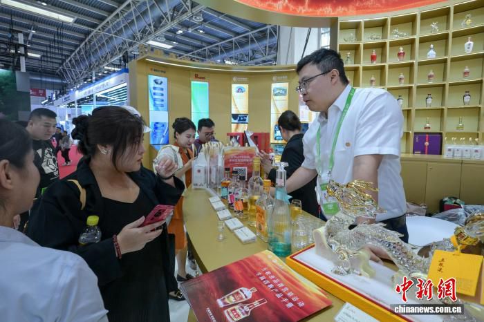 四川30余家企业亮相链博会 旧院黑鸡蛋七元一枚引客商关注 第3张 四川30余家企业亮相链博会 旧院黑鸡蛋七元一枚引客商关注 第3张