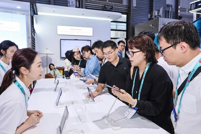 vivo X Fold6搭载天玑9500亮相MWC26上海 联合研发成果披露 第7张 vivo X Fold6搭载天玑9500亮相MWC26上海 联合研发成果披露 第7张