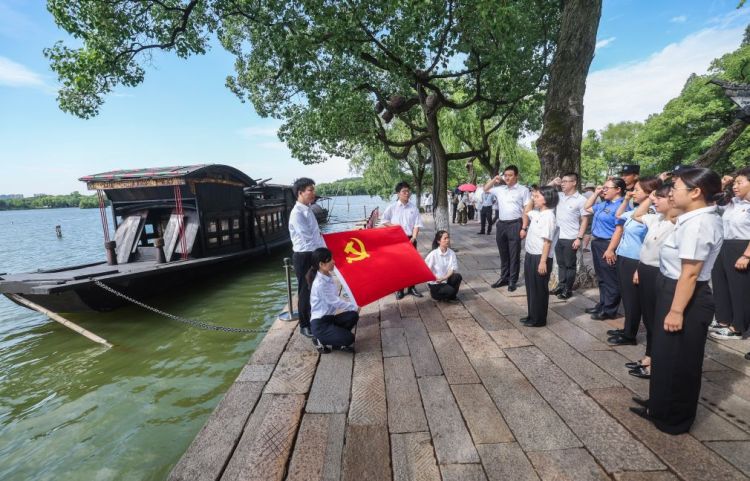 中共一大在嘉兴南湖红船上完成全部议程  第1张