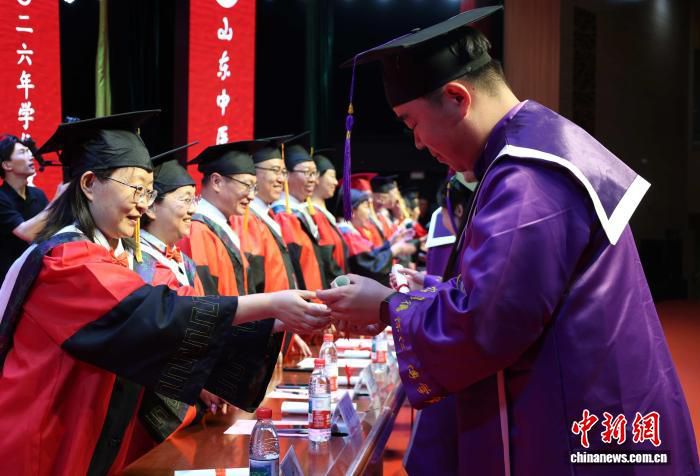 山东中医药大学举行2026年学位授予仪式 近6000名学子毕业 第2张 山东中医药大学举行2026年学位授予仪式 近6000名学子毕业 第2张
