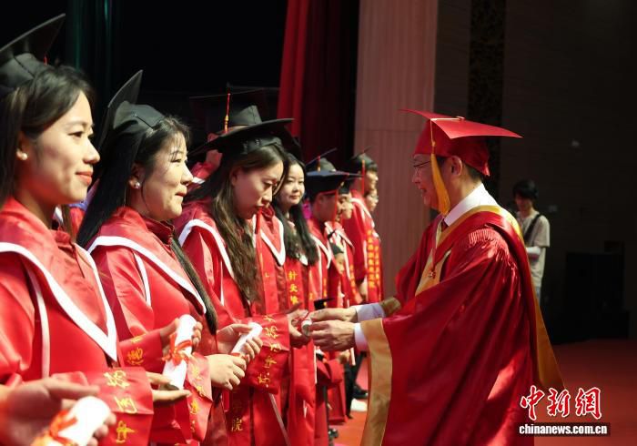山东中医药大学举行2026年学位授予仪式 近6000名学子毕业