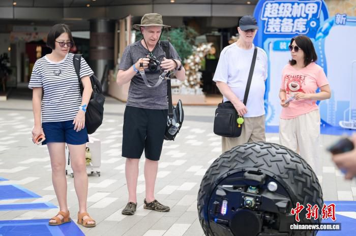 嘉年华启幕式现场设置八大主题板块 覆盖医疗教育等全场景 第3张 嘉年华启幕式现场设置八大主题板块 覆盖医疗教育等全场景 第3张