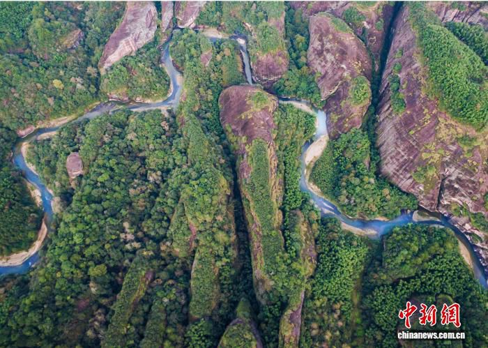 泰宁上清溪仲夏迎客流高峰 河道清淤护岸工程同步推进