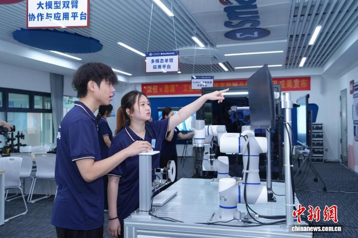 深信大与思谋科技联合发布“精密具身协作智能体” 第2张 深信大与思谋科技联合发布“精密具身协作智能体” 第2张