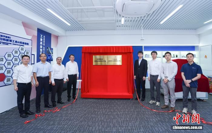 深信大与思谋科技联合发布“精密具身协作智能体”