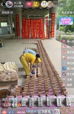 一部苹果17手机被系于碾碎机上方,塑料绳面临断裂风险 第7张 一部苹果17手机被系于碾碎机上方,塑料绳面临断裂风险 第7张