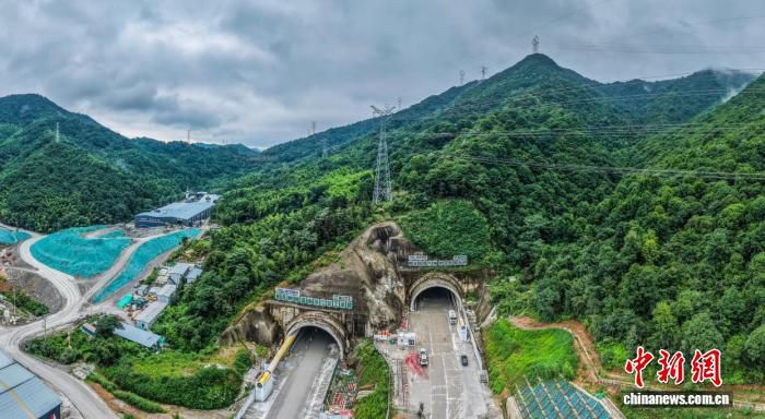 甬台温改扩建宁波南段项目首座山岭隧道右洞贯通 长度2215米 第2张 甬台温改扩建宁波南段项目首座山岭隧道右洞贯通 长度2215米 第2张