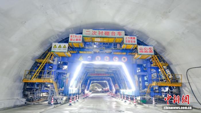 甬台温改扩建宁波南段项目首座山岭隧道右洞贯通 长度2215米