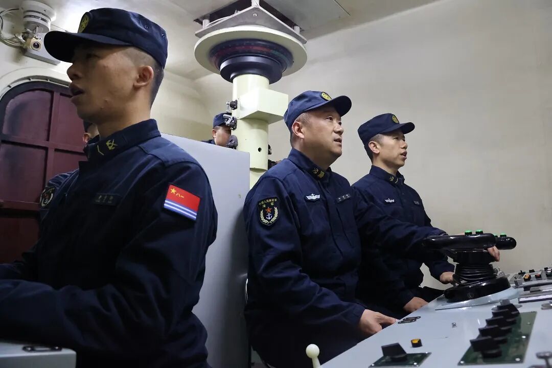 东部战区海军某潜艇支队官兵开展高频考核与日常训练