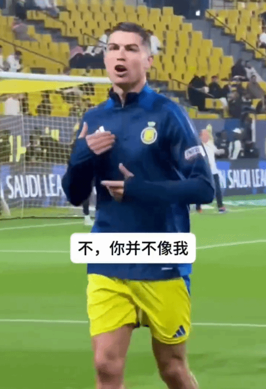 C罗6月26日赛前热身偶遇看台高仿球迷引社交平台热议