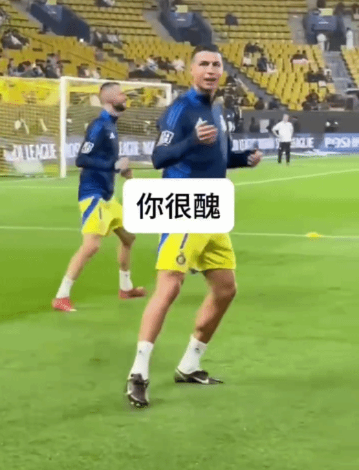 C罗6月26日赛前热身偶遇看台高仿球迷引社交平台热议  第2张