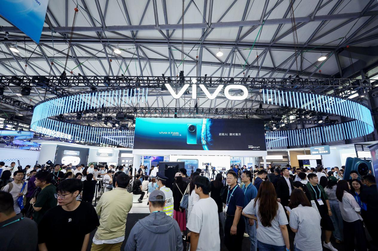 vivo发布折叠屏旗舰X Fold6 搭载与MAXHUB联合研发跨端连接技术
