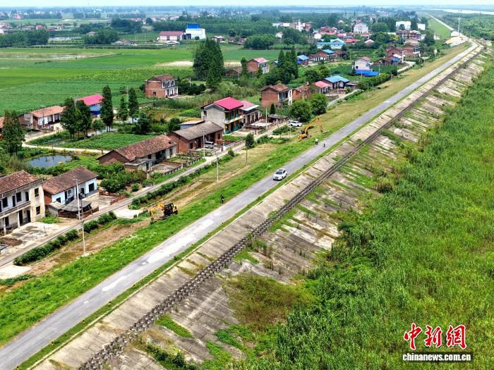 洞庭湖防汛一线引入无人割草机 科技装备破解清障效率难题