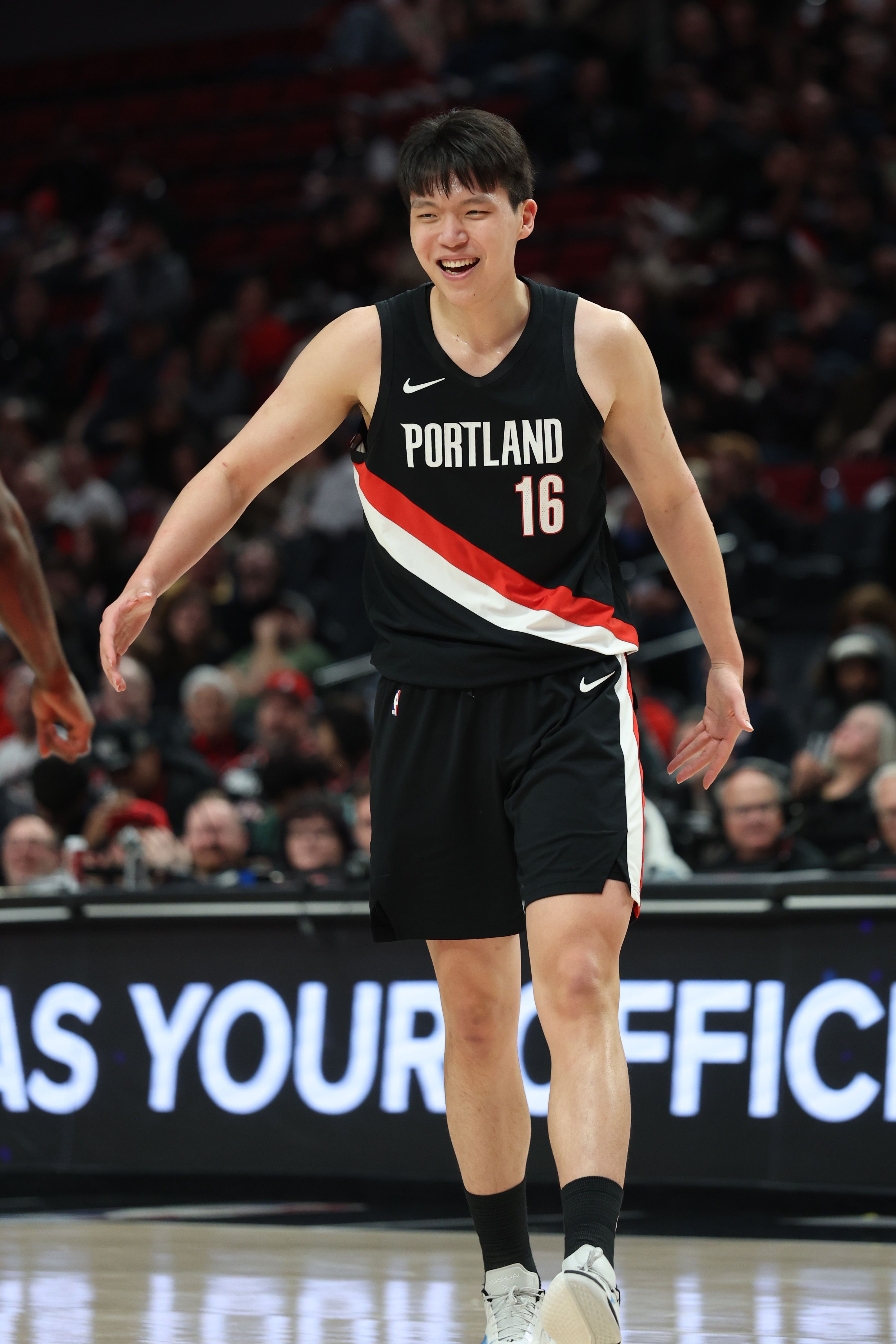 开拓者中锋杨瀚森迎来21岁生日 NBA官方发文祝贺并汇总赛季数据