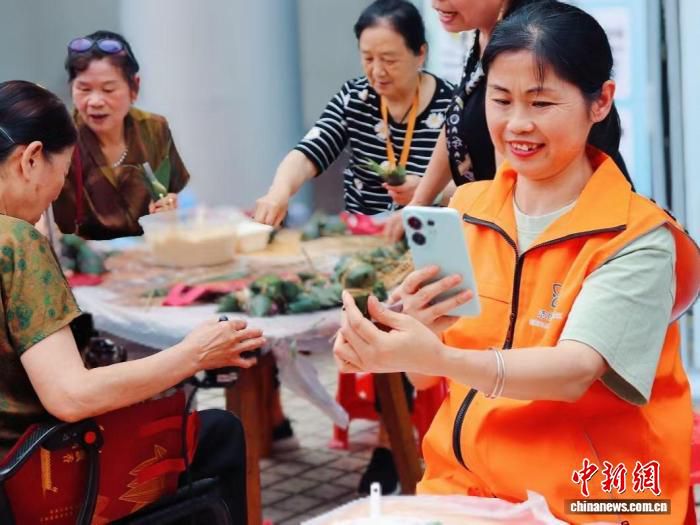 湖南益阳南县东红社区老人包粽子迎端午 63岁张阿姨镜头前秀手艺  第2张