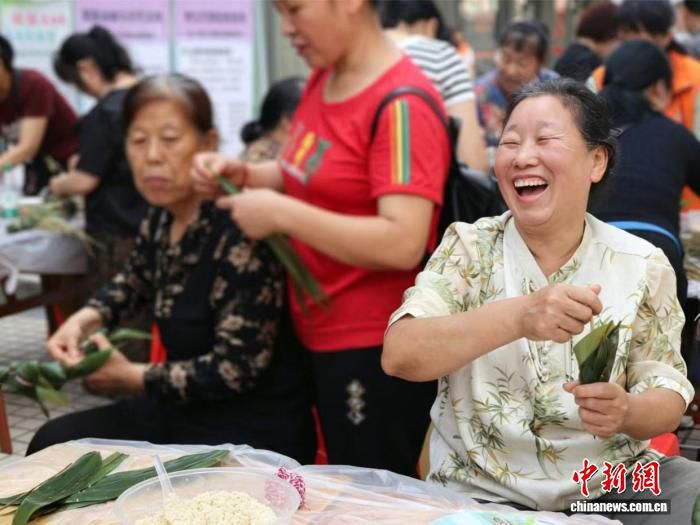 湖南益阳南县东红社区老人包粽子迎端午 63岁张阿姨镜头前秀手艺