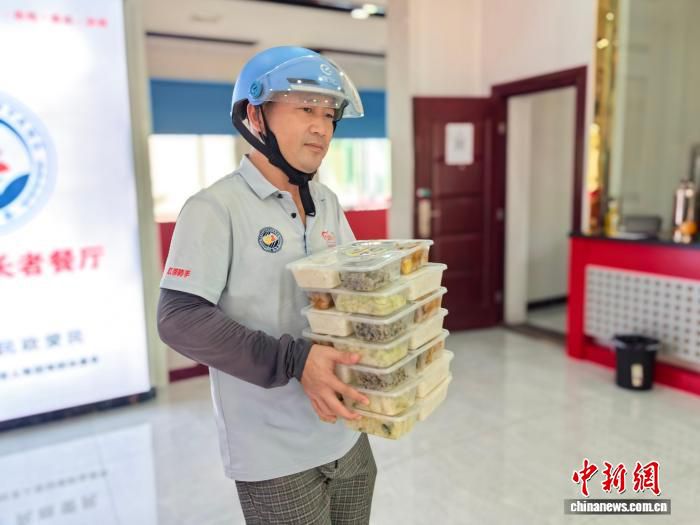 湖南益阳南县东红社区老人包粽子迎端午 63岁张阿姨镜头前秀手艺  第3张