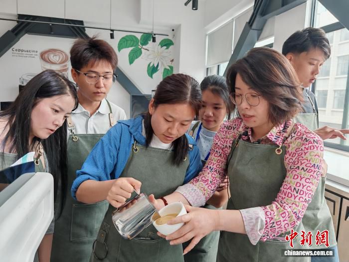 2026年华裔青年职业技能培训班在保山举行 30名华裔青年参与咖啡产业培训与文化体验  第2张