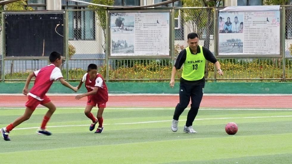 国际奥委会名誉委员于再清6月26日出席林芝市广东实验小学奥运文化活动