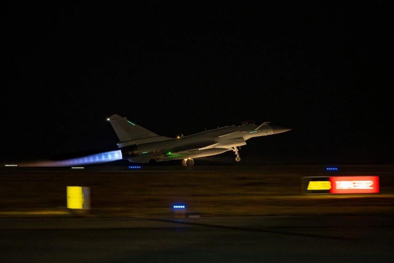 南部战区空军航空兵某旅组织昼夜间空中加油训练
