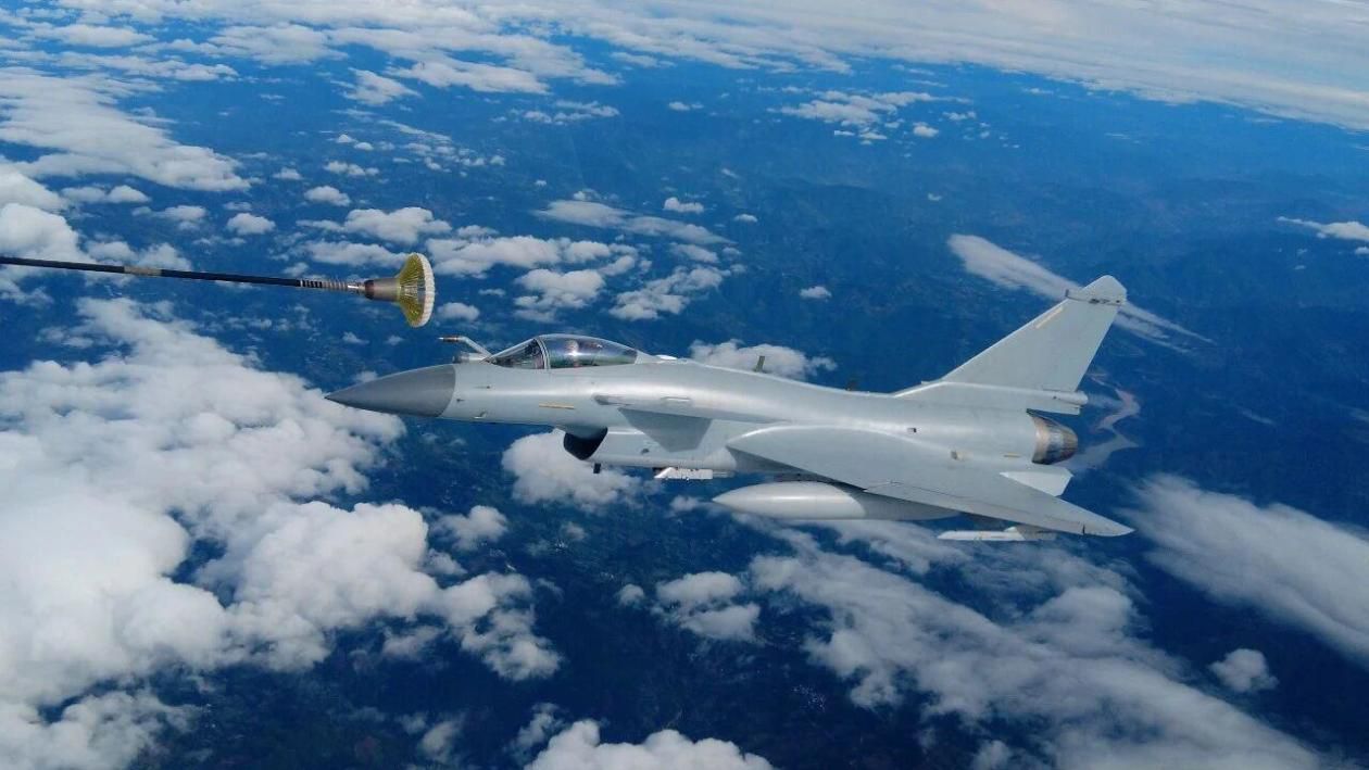 南部战区空军航空兵某旅组织昼夜间空中加油训练  第2张