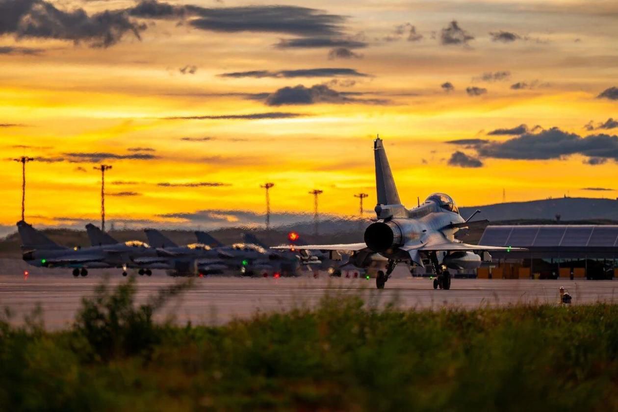 南部战区空军航空兵某旅组织昼夜间空中加油训练  第5张