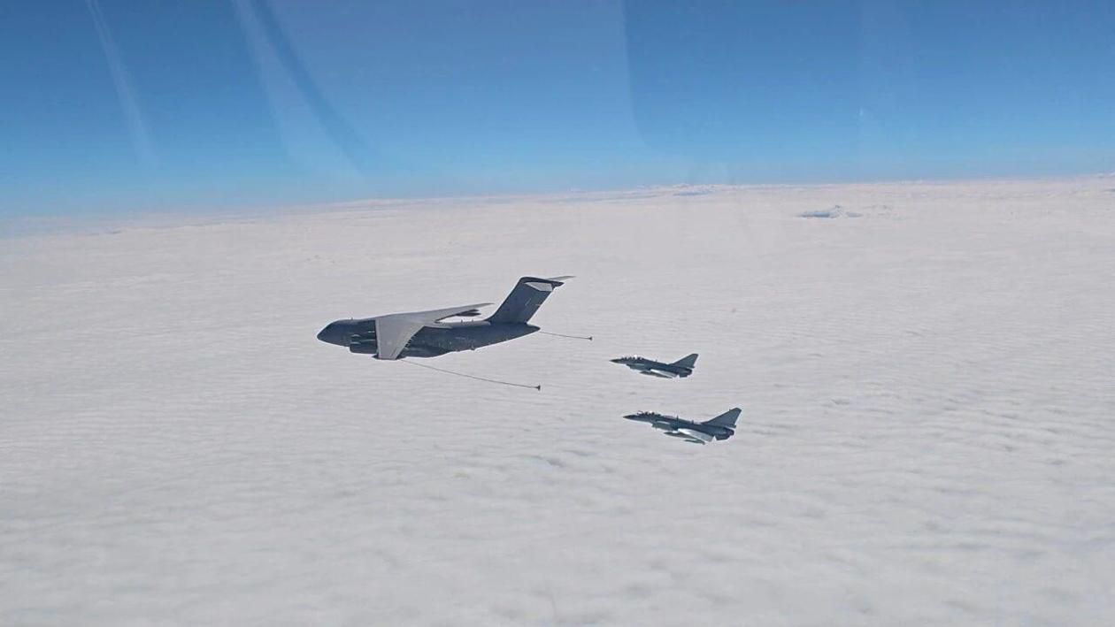 南部战区空军航空兵某旅组织昼夜间空中加油训练  第6张