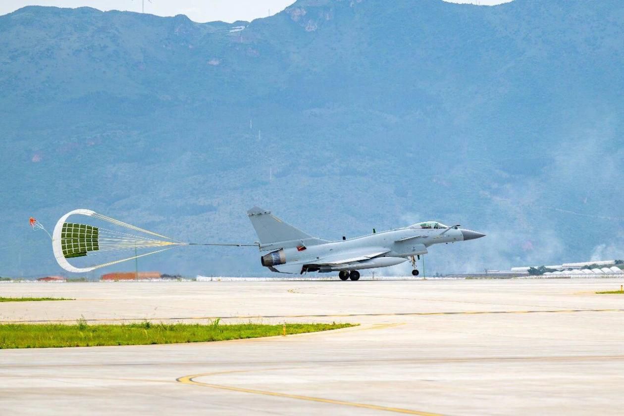 南部战区空军航空兵某旅组织昼夜间空中加油训练  第10张