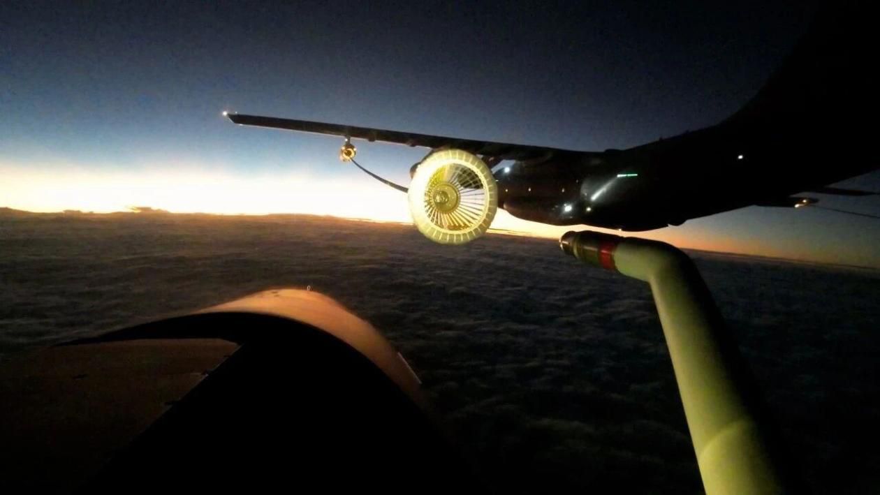 南部战区空军航空兵某旅组织昼夜间空中加油训练  第8张