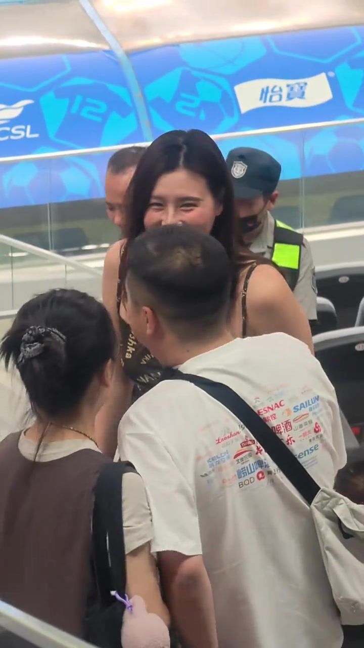 泳坛世界纪录保持者刘湘现身青岛海牛主场比赛  第3张