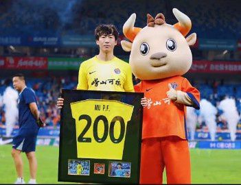 青岛海牛主场4-2击败云南玉昆，牟鹏飞迎来海牛第200场  第2张