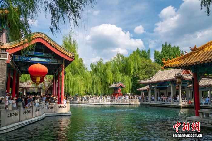 趵突泉地下水位达29米 月牙泉“月牙飞瀑”奇观持续293天