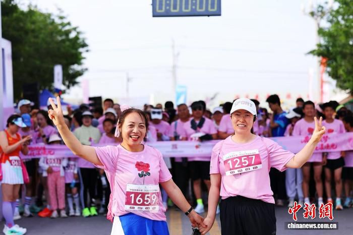 2026兴庆区玫瑰跑启幕 2000余名跑友穿行5.2公里花海赛道