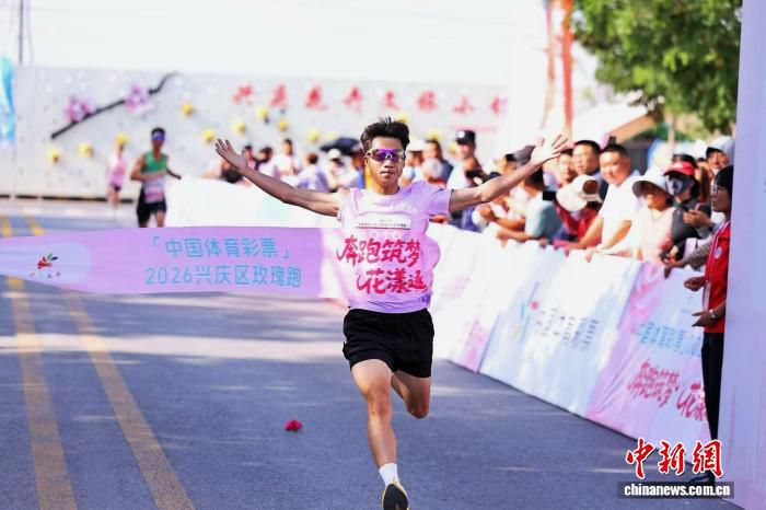 2026兴庆区玫瑰跑启幕 2000余名跑友穿行5.2公里花海赛道  第2张