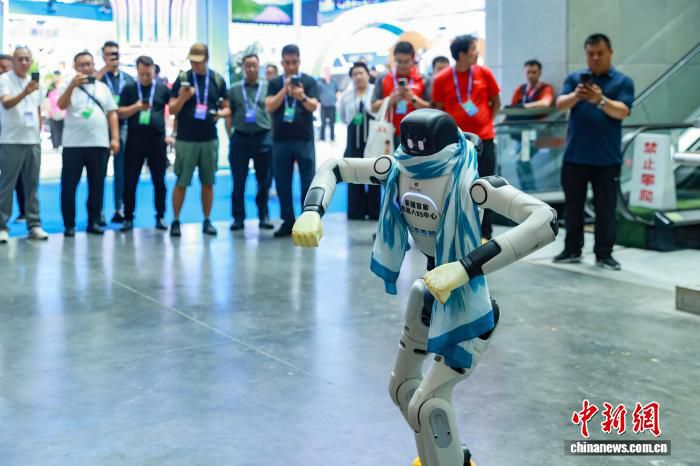 第九届中国—亚欧博览会召开 多款高科技产品亮相乌鲁木齐