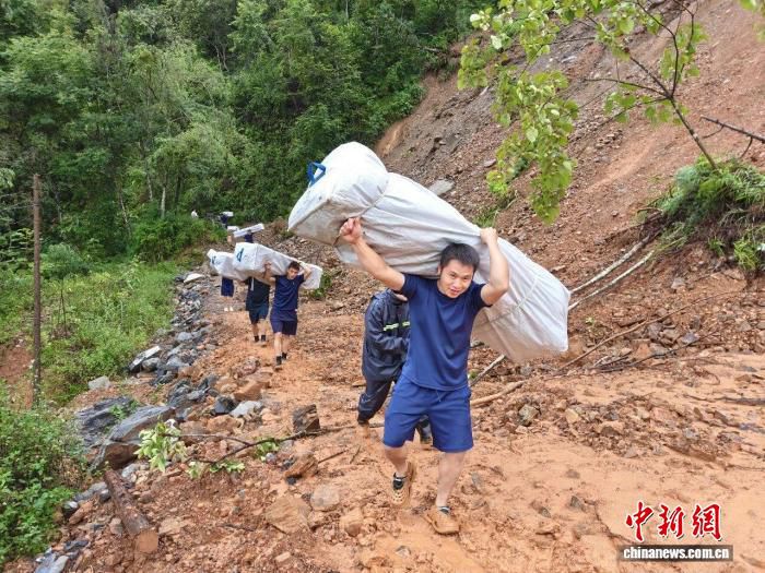 广西百色凌云县突发山体滑坡 预警及时无人员伤亡  第2张