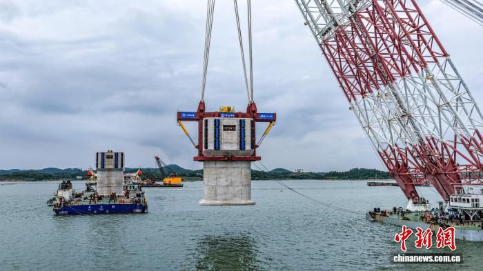 平陆运河1号锚地首件沉箱出运安装 进入水工主体结构施工阶段  第2张