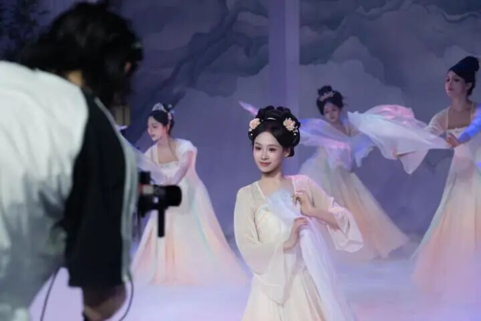 抖音直播携手中国演出行业协会推出“大戏上团播”扶持计划  第2张
