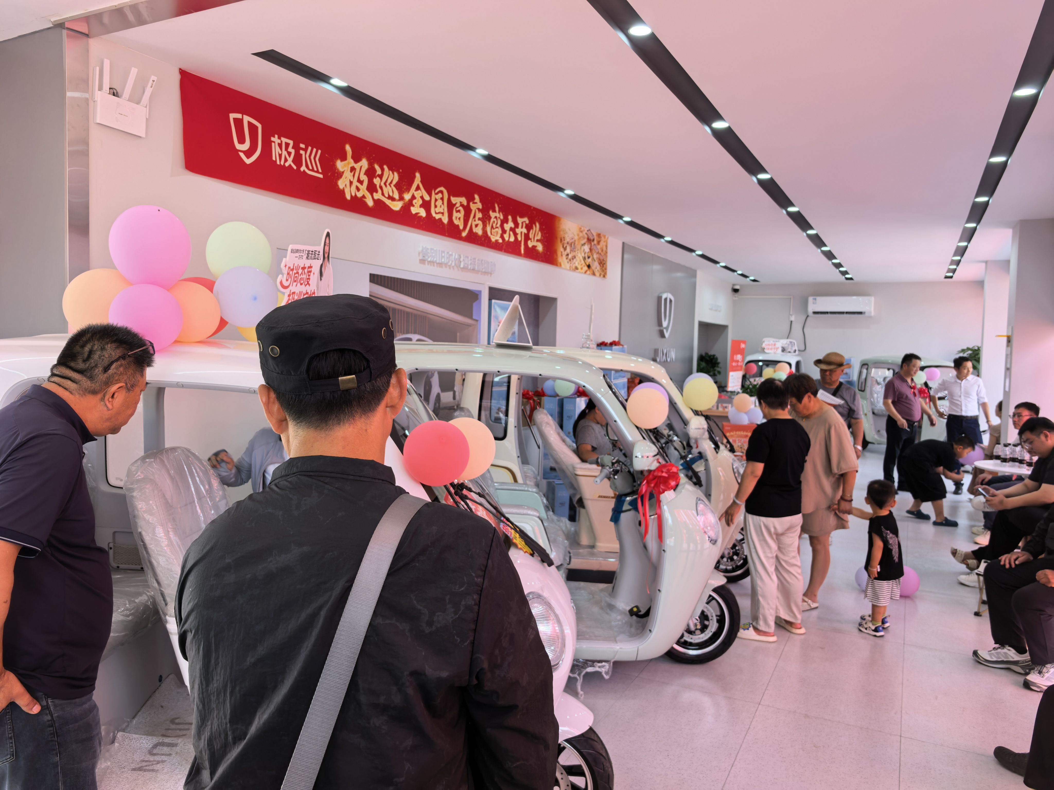 极巡科技百家门店同步开业 智悦S旗舰车型亮相  第3张