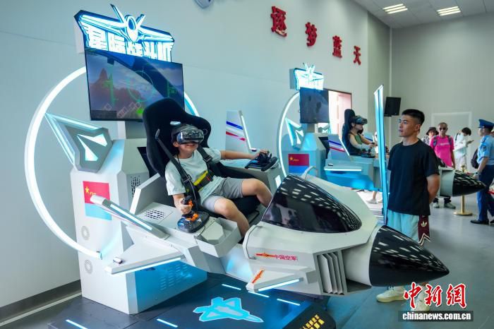 驻香港部队2026年度军营开放活动举行 直升机编队完成空中演示  第2张