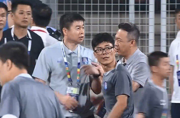 中超第16轮：津门虎客场0-1负重庆，补时绝杀被取消，主帅于根伟染红