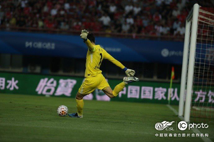 上海海港客场2比1逆转河南俱乐部彩陶坊，让·克劳德替补头球制胜
