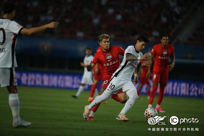 上海海港客场2比1逆转河南俱乐部彩陶坊，让·克劳德替补头球制胜  第4张