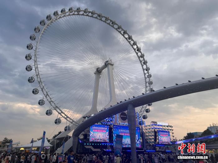 北京欢乐谷“大眼京”摩天轮正式运营 京城天际线刷新纪录