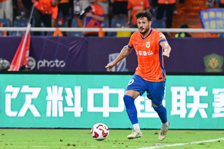 山东泰山客场5-1击败辽宁铁人，瓦科第88分钟进球成队史第1500球