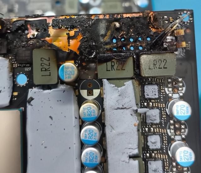 RTX 5090再曝16针供电接口烧毁，整片PCB炭化致显卡报废  第3张