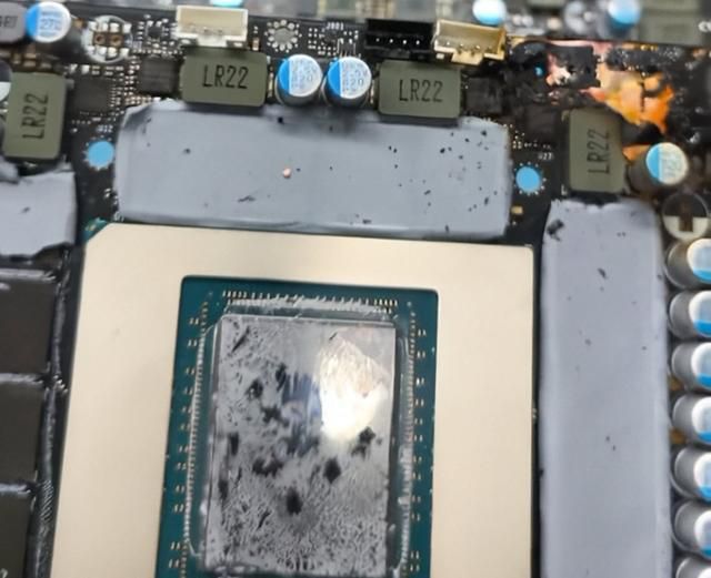 RTX 5090再曝16针供电接口烧毁，整片PCB炭化致显卡报废  第2张